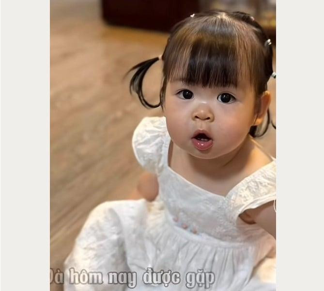 Hàng trăm người hâm mộ thích thú với sự đáng yêu của con gái Đỗ Mỹ Linh và ông xã doanh nhân. Nhiều người nhận xét ngoài đời hay trên mạng thì bé cũng giống hệt bố và bà nội, không có nét nào của mẹ. Nàng hậu còn bị nhiều người trêu "đẻ thuê".