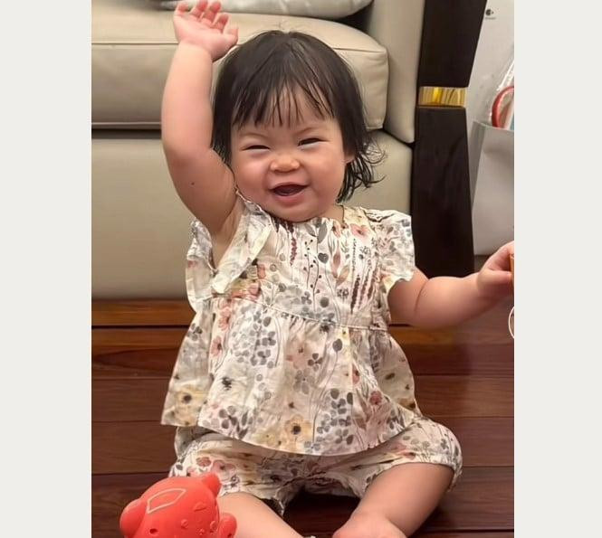 Gần đây nhất, mỹ nhân Việt đăng hai bức ảnh trái ngược của con gái với chú thích: "Đây là ảnh của em ấy trên mạng và hôm nay được gặp em ấy ngoài đời". Cô còn tự dặn bản thân: "Không được lôi con ra làm trò đùa".