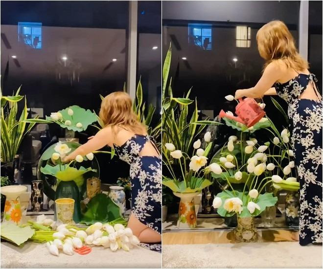 òn nhớ, năm ngoái Phương Phạm cũng cắm cả một "vườn" sen trắng. Cô tỉ mỉ chuẩn bị từng cành hoa và rất nhiều bình đẹp đủ kiểu dáng.