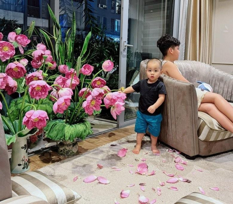 gười đẹp tiếc khi hoa nhanh tàn. Đã thế, cậu con trai út còn dứt những cánh hoa sen mẹ cắm. Vợ Mạnh Trường dí dỏm: "Em đã tìm ra bạn sâu béo ú chuyên đi phá hoa".