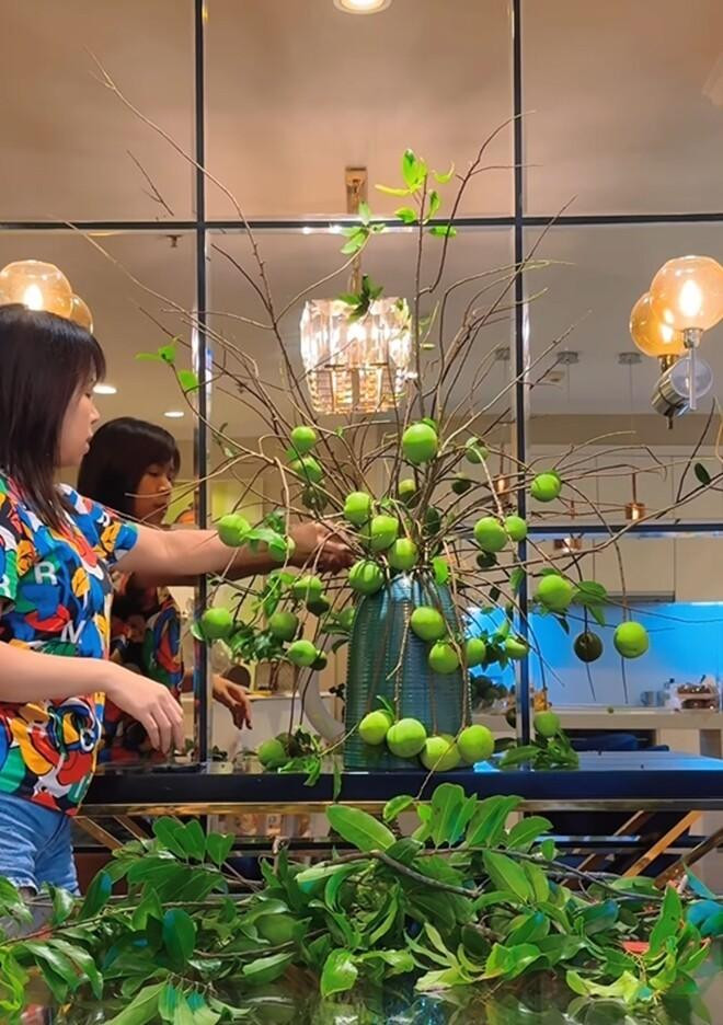 au khi lá được cắt tỉa đi gần hết, các quả thị trở thành điểm nhấn nổi bật, mang đến một vẻ đẹp mộc mạc và gần gũi. Khác với cắm hoa, cắm cành quả mang đến một hình ảnh khác rất vui mắt.