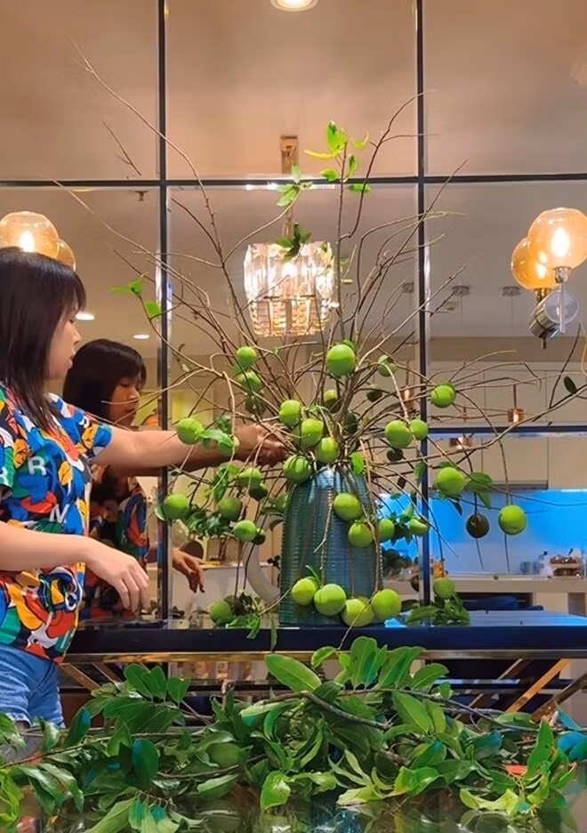 Sau khi lá được cắt tỉa đi gần hết, các quả thị trở thành điểm nhấn nổi bật, mang đến một vẻ đẹp mộc mạc và gần gũi. Khác với cắm hoa, cắm cành quả mang đến một hình ảnh khác rất vui mắt.