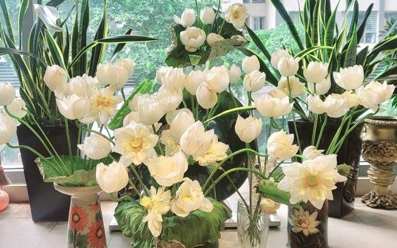 hững bình sen trắng được cắm khéo léo tạo nên một bức tranh tự nhiên và thanh tao, làm bừng sáng không gian sống.