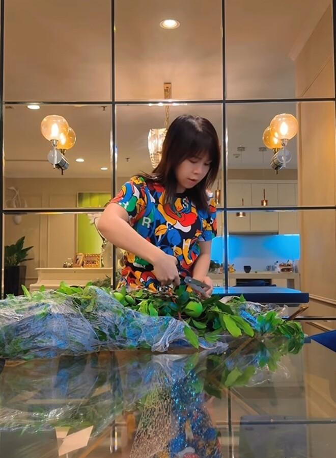  Với niềm đam mê trang trí nhà cửa, mới đây, hot mom Phương Phạm - vợ diễn viên Mạnh Trường cũng trổ tài cắm cành thị. Chia sẻ với các chị em, cô cho biết Hà Nội mùa này bán cành thị rất nhiều. Vợ nam diễn viên tỉ mỉ ghi lại quá trình cắm của mình để chị em có thể tham khảo. Bà mẹ 3 con dí dỏm: "Em chỉ để ngắm chứ em không ăn đâu". Bài viết của cô khiến hơn 5.000 lượt người dùng mạng xã hội bày tỏ yêu thích.