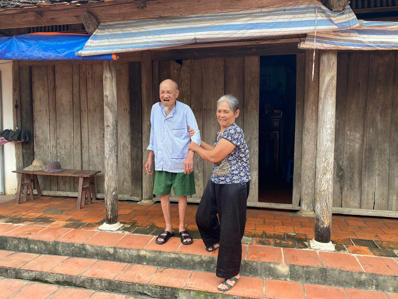 Con dau 71 tuoi cham soc bo chong 92 tuoi-Hinh-2
