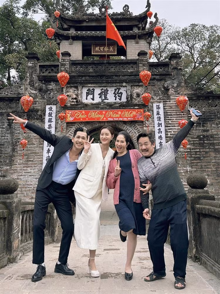 Trang Emma trong bức ảnh hậu trường phim "Những nẻo đường gần xa".