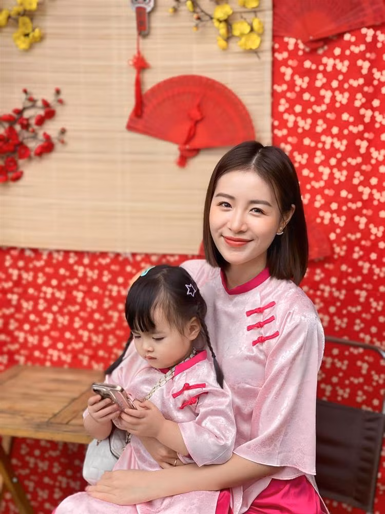 Cô sinh con từ khi còn là sinh viên và hiện đã là mẹ của một bé gái xinh xắn.