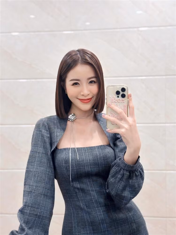 Trang Emma xuất thân từ sinh viên báo chí. Cô theo học Khoa Phát thanh - Truyền hình tại Học viện Báo chí và Tuyên truyền.