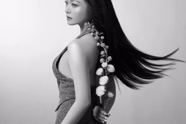 Vốn xuất thân là diễn viên múa, lại chăm chỉ tập luyện cũng như duy trì chế độ ăn uống khoa học nên Kiều Anh vẫn giữ được dáng chuẩn, thần thái luôn rạng ngời.