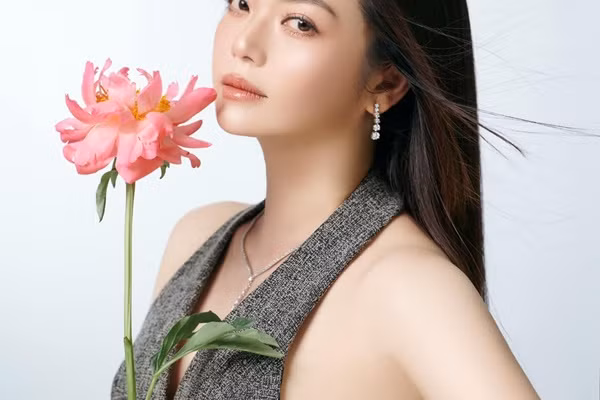 Đóng phim khi mới 20 tuổi, sau 23 năm "Phía trước là bầu trời" lên sóng, Kiều Anh được nhận xét không khác là mấy so với hình ảnh nhân vật Nhung trên phim. Cô dường như bị thời gian bỏ quên.