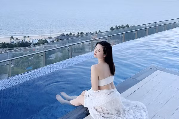 Đây là lần đầu tiên Kiều Anh khoe ảnh bikini gợi cảm trên trang cá nhân bởi trước nay cô chủ yếu chỉ đăng ảnh ăn mặc kín đáo.