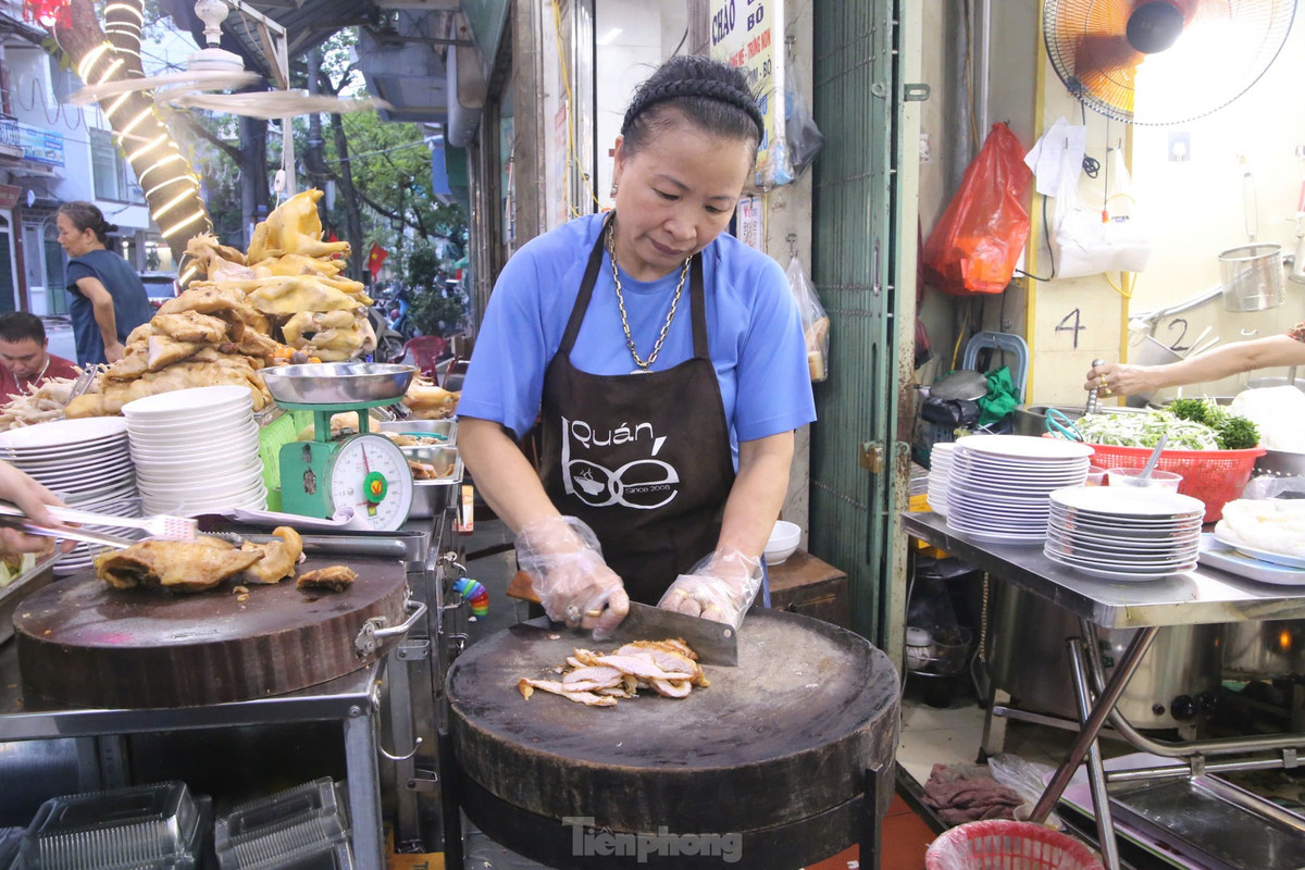Vào nghề gần 20 năm, chủ quán vừa trực tiếp chọn nguyên liệu, ướp thịt, vừa nêm nếm nước dùng sao cho chuẩn vị trước khi phục vụ khách hàng. Chị Bé kể trước đây người dân Nam Định vẫn quen ăn thịt xá xíu cùng phở, nhưng là phở nước. Dần dà, món ăn được biến tấu thành phở chấm.
