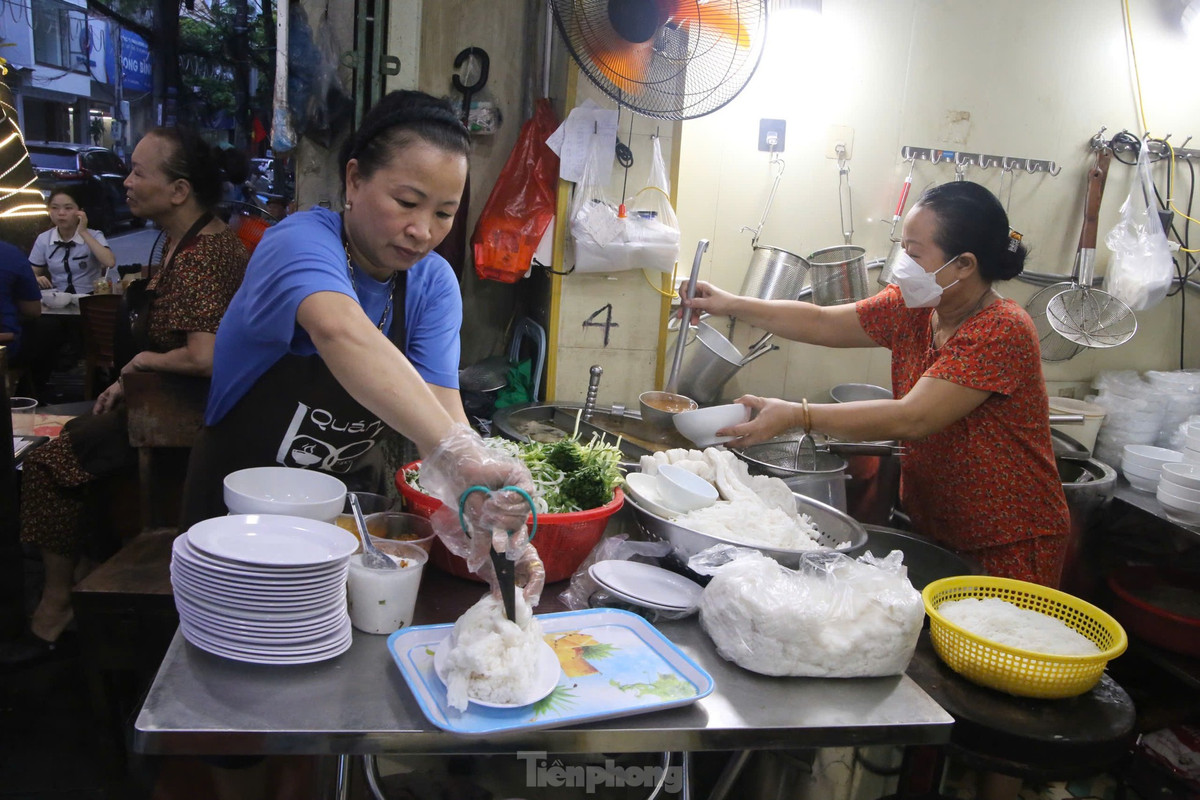 Chị Đỗ Thị Bé vừa thoăn thoắt chuẩn bị bánh phở tươi cho khách, vừa chia sẻ bí quyết để có miếng xá xíu đậm vị, mềm và ngọt.