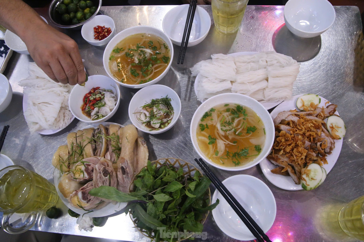 Ngoài phở xíu luôn hút khách, quán phục vụ cả gà luộc, trứng non, miến, phở chiên... Món nào cũng được phục vụ đầy đặn. Những ngày cao điểm, quán bán hết khoảng 20 con gà, hơn 50 kg thịt xíu, hơn 100 kg bánh phở.