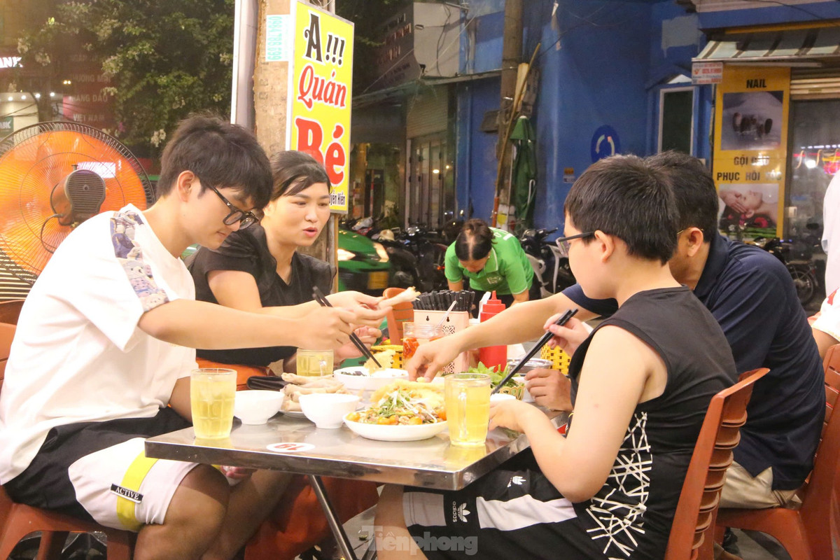 Nhận nguyên liệu từ sáng, sơ chế từ 13h để sẵn sàng đón khách từ khoảng 16h30, chị Đỗ Thị Bé nói vất vả nhưng rất đam mê, yêu công việc gắn bó với đặc sản quê hương và đặc biệt luôn đặt mình ở vị trí của khách để kiểm tra chất lượng thực phẩm.