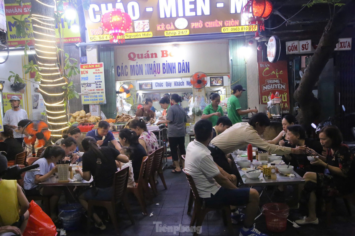 Quán Bé đông khách tới 2-3h sáng. Có nhiều khách từ Hà Nội, Thái Bình, Hà Nam, Ninh Bình... thưởng thức. Chưa vang danh rộng khắp như phở bò nhưng phở xíu Nam Định cũng khiến phần lớn thực khách ăn một lần là nhớ mãi. Là người con Nam Định gắn bó suốt mấy chục năm với nghề phở, chị Đỗ Thị Bé bày tỏ tự hào khi mới đây phở Nam Định được vinh danh là di sản văn hóa phi vật thể quốc gia.