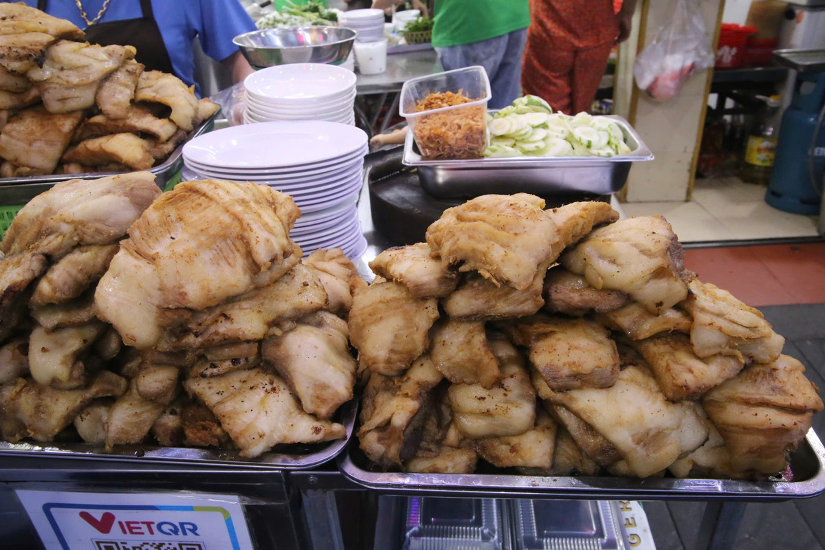 "Xá xíu được chọn từ phần má heo mềm và trắng. Thịt được chần qua, bỏ nước đầu, ướp gia vị rồi đem luộc nhanh cùng nước dùng trước khi đem rán, có như vậy mới đảm bảo thịt giữ được độ ngọt mềm. Nước chấm được làm từ nước luộc gà và xương hom. Quán làm cẩn thận từng món vì luôn chú trọng chất lượng. Đồ ăn phải ngon khách mới quay lại nên không thể làm hời hợt", chị Đỗ Thị Bé nói.