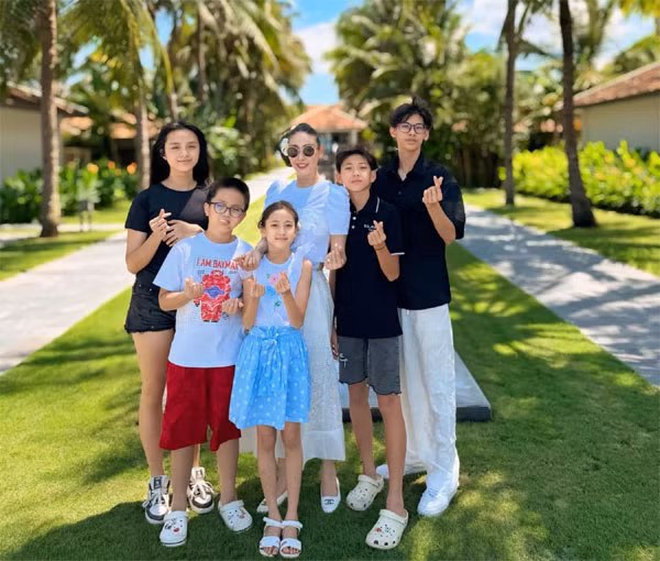 Hà Kiều Anh tuổi 48 hạnh phúc viên mãn bên chồng doanh nhân - Hình 6 Ha Kieu Anh tuoi 48 hanh phuc vien man ben chong doanh nhan-Hinh-6