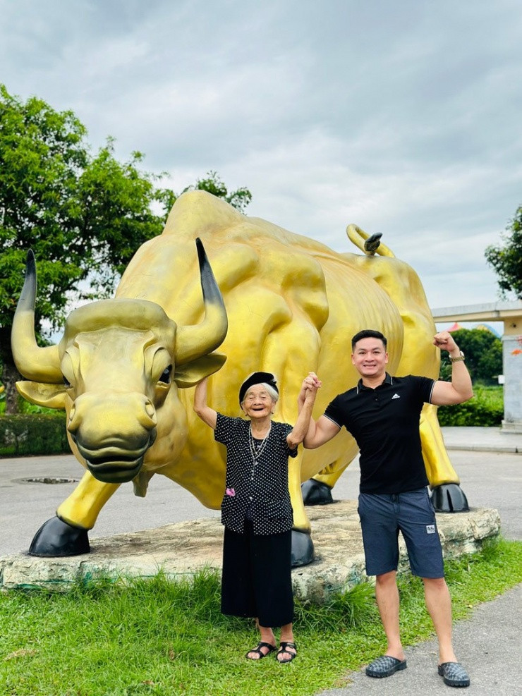 Cu ba 96 tuoi o Ha Tinh me tap gym, boi loi gay sot-Hinh-4