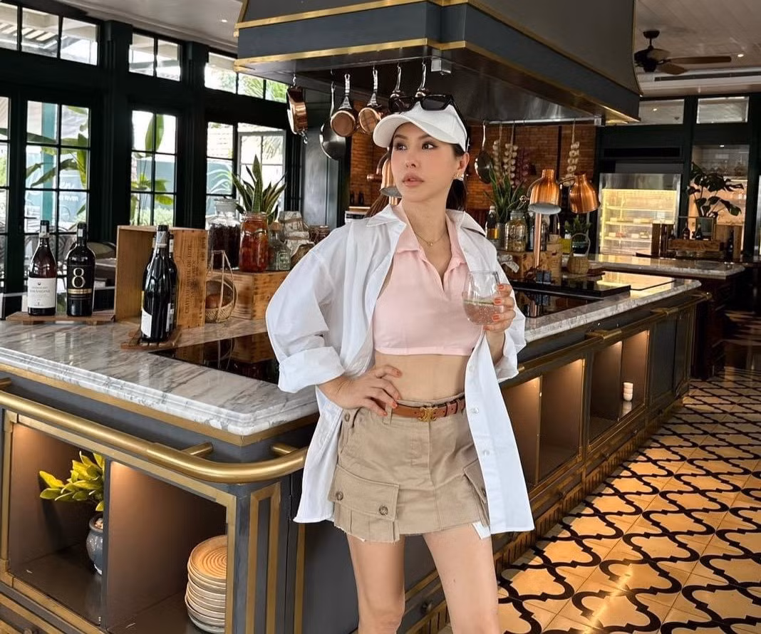 Ở tuổi 48, cô chuộng phong cách thời trang quyến rũ, gợi cảm nhưng không kém phần trẻ trung, sành điệu.