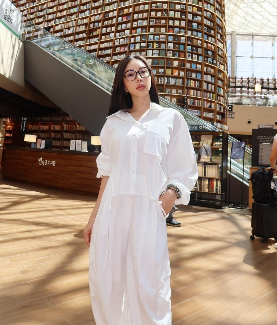 Thu Hoài lựa chọn du lịch để giải tỏa mọi căng thẳng cũng như tìm hiểu thêm về văn hoá, ẩm thực và con người nơi đó. Bà mẹ ba con cho biết đọc sách, du lịch, sưu tầm nước hoa là những sở thích cô duy trì thường xuyên.