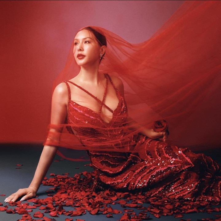 Hoa hậu Thu Hoài sinh năm 1976, từng đoạt giải Hoa hậu Phu nhân người Việt Toàn cầu năm 2012 tại Mỹ. Bà mẹ đơn thân vừa tham gia lĩnh vực giải trí vừa kinh doanh về sắc đẹp, có mối quan hệ thân thiết với nhiều ngôi sao lớn như Trấn Thành - Hari Won, Đàm Vĩnh Hưng...