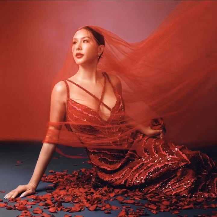 Hoa hậu Thu Hoài sinh năm 1976, từng đoạt giải Hoa hậu Phu nhân người Việt Toàn cầu năm 2012 tại Mỹ. Bà mẹ đơn thân vừa tham gia lĩnh vực giải trí vừa kinh doanh về sắc đẹp, có mối quan hệ thân thiết với nhiều ngôi sao lớn như Trấn Thành - Hari Won, Đàm Vĩnh Hưng...