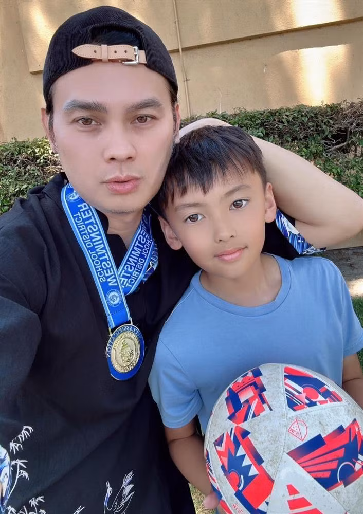 Bà xã kín tiếng và con trai - bé Kim Đại Phước - là nguồn động viên giúp nam nghệ sĩ giảm bớt áp lực. Anh kể: "Dù làm công việc không liên quan đến nghệ thuật, vợ luôn giúp tôi tháo gỡ khúc mắc vì cô ấy là người hiểu tôi nhất. Mỗi lần gọi về, thấy khuôn mặt vợ con rạng rỡ qua màn hình, tôi quên hết mệt nhọc".