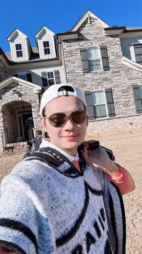 Kim Tiểu Long nhận được nhiều lời mời lưu diễn, "chạy show đến kiệt sức". Tuy nhiên, anh cũng tranh thủ thu xếp thời gian để làm vườn, đưa con đi chơi hoặc du lịch cùng gia đình.