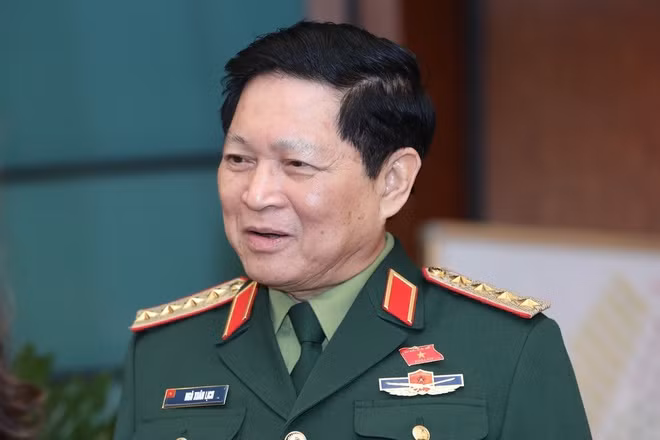 Dai tuong Ngo Xuan Lich noi ve viec dung truc thang cuu nan vung lu