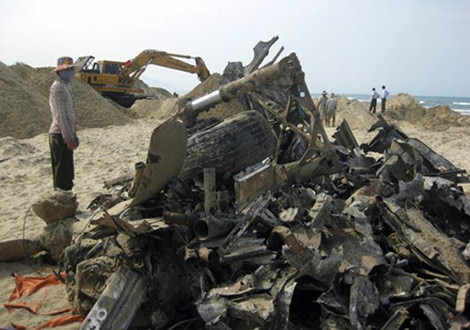 Xác máy bay đã bị mục nát theo thời gian, không còn nhận ra hình hài.