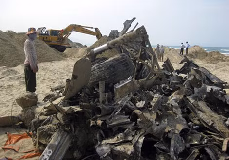 Xác máy bay đã bị mục nát theo thời gian, không còn nhận ra hình hài.