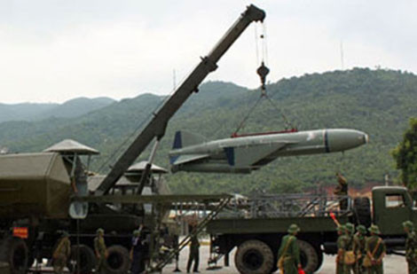 Bộ đội hải quân nạp đạn tên lửa vào bệ phóng KT-161 trên xe phóng 3P51.