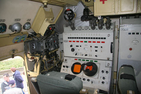 Bên trong cabin điều khiển đặt trên xe phóng đạn 3P51.