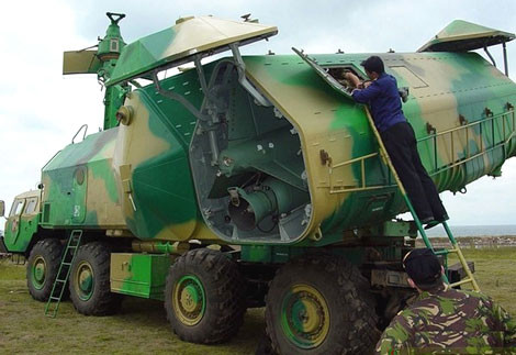 Xe phóng đạn 3P51 trong trạng thái chiến đấu với ống phóng quay về hướng bắn, anten dựng lên cao.