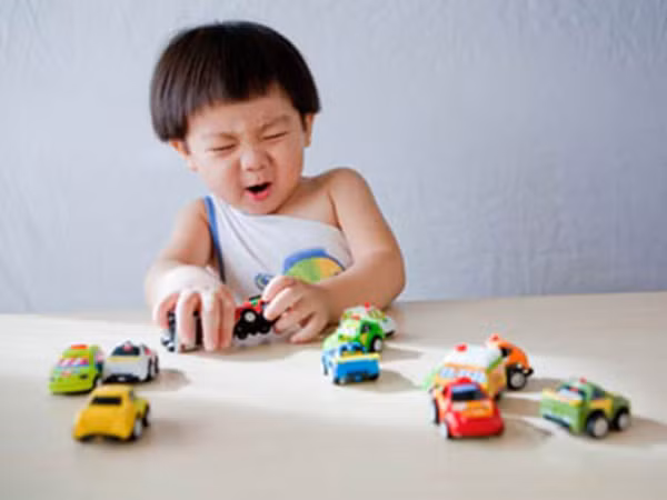 Trẻ ít ngủ ban ngày sẽ dễ dẫn đến tình trạng mệt mỏi, hay quấy khóc và khó ngủ về đêm.