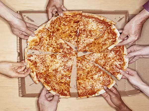 9. Pizza. Pizza được kết hợp từ bột mì trắng, dầu chưa bão hòa, pho mát và các chất bảo quản. Các chất này có thể giải phóng lượng đường, hooc môn cảm giác no và đòi hỏi cảm giác đói. Nếu bạn ăn một chiếc pizza, sau đó chắc chắn bạn sẽ phải ăn thêm bữa nhẹ trong các giờ tiếp theo.