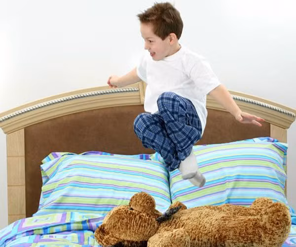 8. Khó ngủ. Ở độ tuổi của trẻ, giấc ngủ thường dễ dàng đến. Nếu đứa trẻ của bạn khó ngủ hay không muốn nghỉ ngơi ngay cả ban đêm. Mẹ cần theo dõi con ngủ bao nhiêu giờ một ngày và liên lạc với bác sỹ.