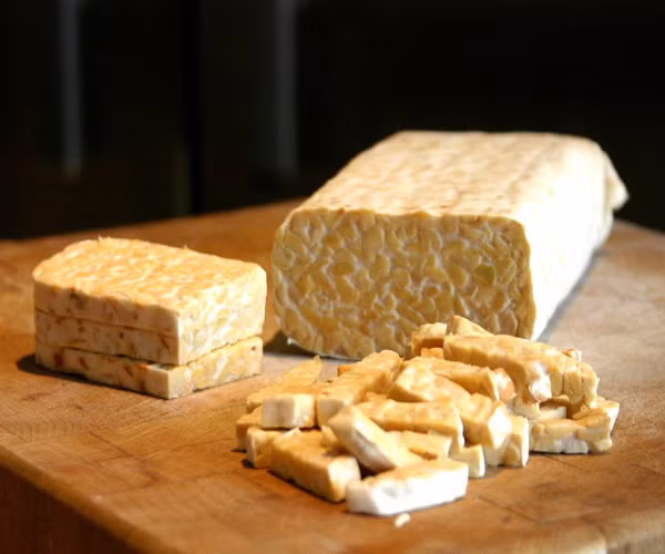 Đậu nành lên men tempeh. Loại sản phẩm đậu nành truyền thống này được sử dụng để thay thế thịt. Nó chứa chứa canxi, sắt, magiê và vitamin nhóm B. Bạn có thể trộn cùng salad để có thêm vị rau.