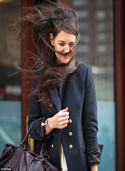 5. Đầu tóc rối bù. Chàng đã quen với hình ảnh chỉn chu, trang nhã của bạn. Thi thoảng hãy đổi gió cho anh ấy bằng hình ảnh đầu bù tóc rối. Trông bạn sẽ rất đáng yêu.