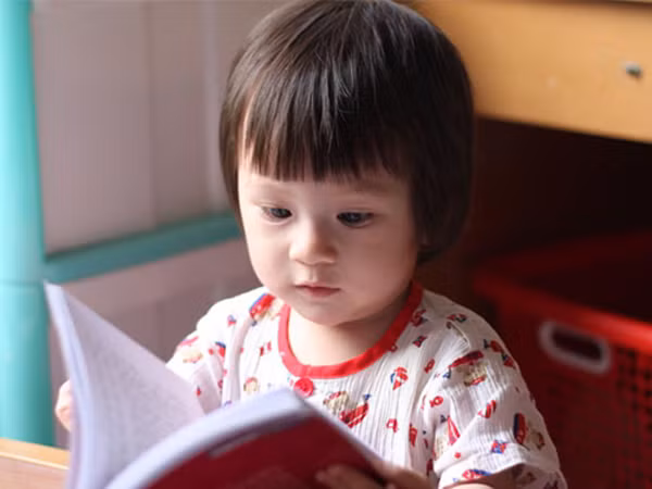 8. Sách dành cho trẻ em dày và quá nhiều chữ. Trước khi bạn mua một cuốn sách dành cho trẻ em, hãy đọc qua nó trước, sau đó hãy tự hỏi mình có thể đọc nó ít nhất 10 lần một ngày trong hai tháng liên tiếp hay không. Nếu không, hãy thả trôi cuốn sách, nó chỉ tổ làm đau đầu con trẻ.