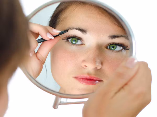 8. Dí sát gương để nhổ lông mày. Bạn sẽ thấy mình nhìn vào sợi lông hơn là nhìn tổng thể. Điều này làm cho việc nhổ lông mày của bạn khi dày khi mỏng, không đều giữa hai bên. Thay vào đó, hãy sử dụng một tấm gương lớn hơn, khoảng cách vừa phải hoặc tốt nhất nhờ đến người khác tạo kiểu lông mày giúp bạn.