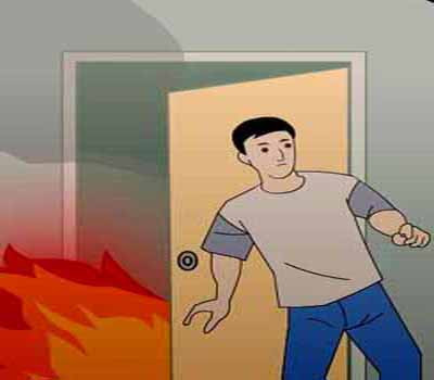 5. Kiểm tra cửa thoát hiểm. Nếu thấy có một cái cửa đang đóng, hãy kiểm tra chắc chắn rằng bên kia cánh cửa an toàn bằng cách. Không được mở cửa nếu thấy cửa nóng hoặc ấm, rất có thể bên kia đang cháy to hơn. Nếu phát hiện khói ở khe cửa, chèn kỹ và bịt tất cả các lỗ để khói không bay vào.