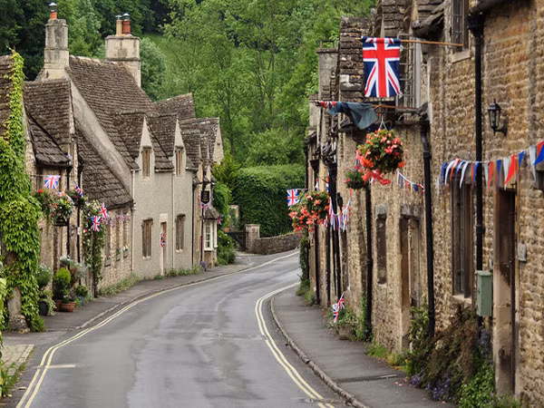 Ngày nay, điểm cuốn hút khách du lịch tới đây là những ngôi nhà với kiến trúc thời Tudor (thế kỷ 15, 16) với rường gỗ lộ thiên, trông xiêu vẹo nhưng vẫn chống trụ rất tốt với thời gian.