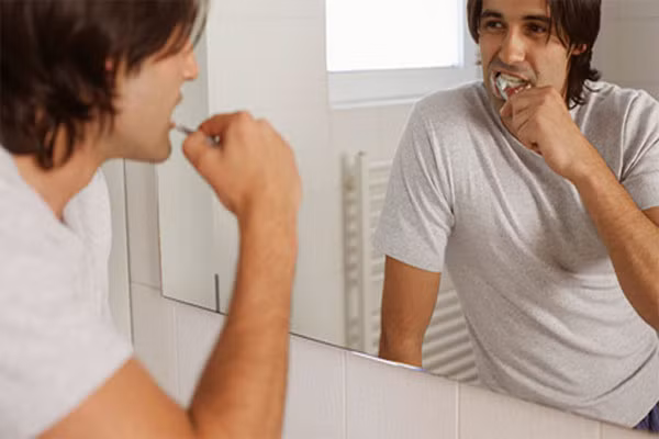 2. Vội vàng lao vào nhà vệ sinh. Thưởng thức vòi tắm ấm với nhau có thể là màn dạo đầu tuyệt vời, song sau khi nô đùa thì có tác dụng hoàn toàn ngược lại. Chạy vào nhà vệ sinh để tắm rửa và “dọn dẹp”, nghe có vẻ ổn. Song họ quên rằng, có thể lửa tình ở đối tác vẫn chưa nguội hẳn và người kia vẫn muốn thưởng thức tâm trạng hoặc nhiều hơn thế. Hành động này làm cho người kia cảm thấy hụt hẫng, vậy là đã “xong”.