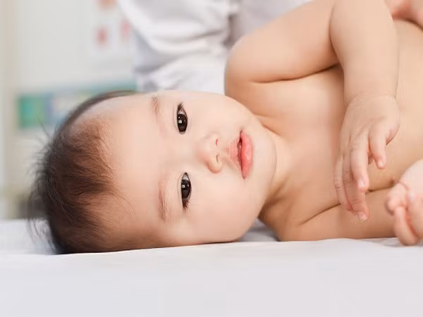 10. Lên giường trước khi đi ngủ. Đừng đợi đến lúc bé buồn ngủ mới đưa bé vào giường. Tạo thói quen thư giãn trên giường trước khi đi ngủ tầm 20 đến 30 phút.