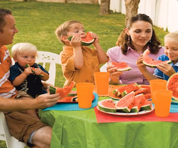 4. Quá hiếu động. Đây có thể được coi là triệu chứng chính của trẻ tăng động. Dĩ nhiên trẻ con luôn hiếu động. Tuy nhiên, nếu bé con nhà bạn liến thoắng tay chân cả ngày không ngơi nghỉ, hoặc khi buộc phải ngồi xuống, chúng thường ngọ nguậy liên tục hoặc vặn vẹo trong ghế, bạn cần gặp bác sỹ để được chẩn đoán chính xác hơn.