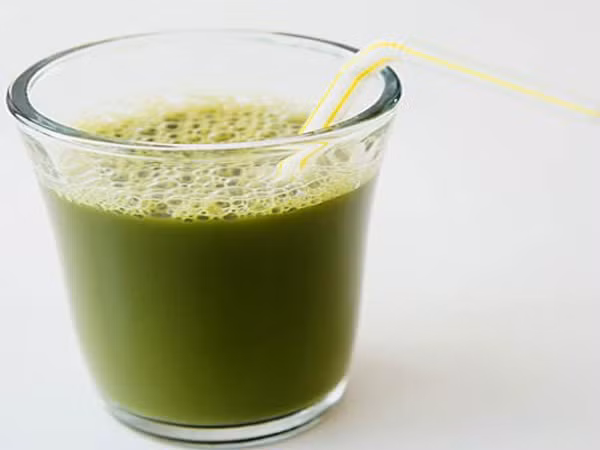 2. Nước trái cây. Nước ép trái cây làm tan cơn mệt mỏi. Song, nó không chứa một chút tinh bột nào. Bạn có thể uống một ly nước trái cây, tuy nhiên nếu muốn được no bụng, bạn nên trộn cùng một muỗng bột protein hoặc bơ hạt để giúp cân bằng lượng đường trong máu mục đích làm tăng cảm giác no.