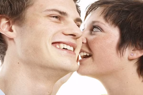 7. Hài hước. Hãy kể những câu chuyện dí dỏm hoặc bàn luận những vấn đề hài hước sôi nổi với anh ấy. Điều đó toát lên sự tự tin trong con người bạn.