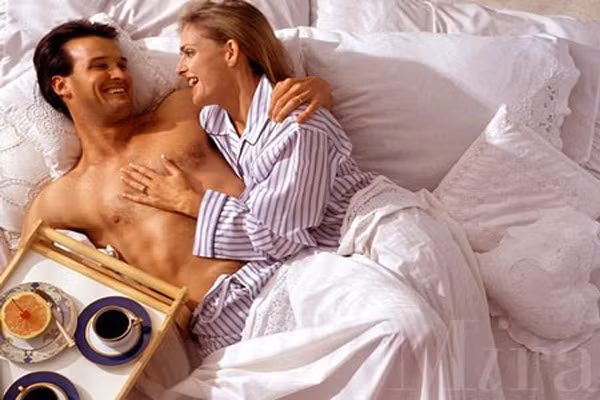 7. Ăn sau khi quan hệ. Một bữa ăn với bạn tình có thể là khởi đầu hoàn hảo. Nhưng việc vào bếp ngay sau khi quan hệ tình dục cũng không kém phần kinh khủng. Nó dập tắt toàn bộ niềm đam mê và sẽ làm đối phương cảm thấy rằng, bạn không thích tình dục khi đói và thức ăn nằm trong tâm trí bạn chứ không phải bạn tình.